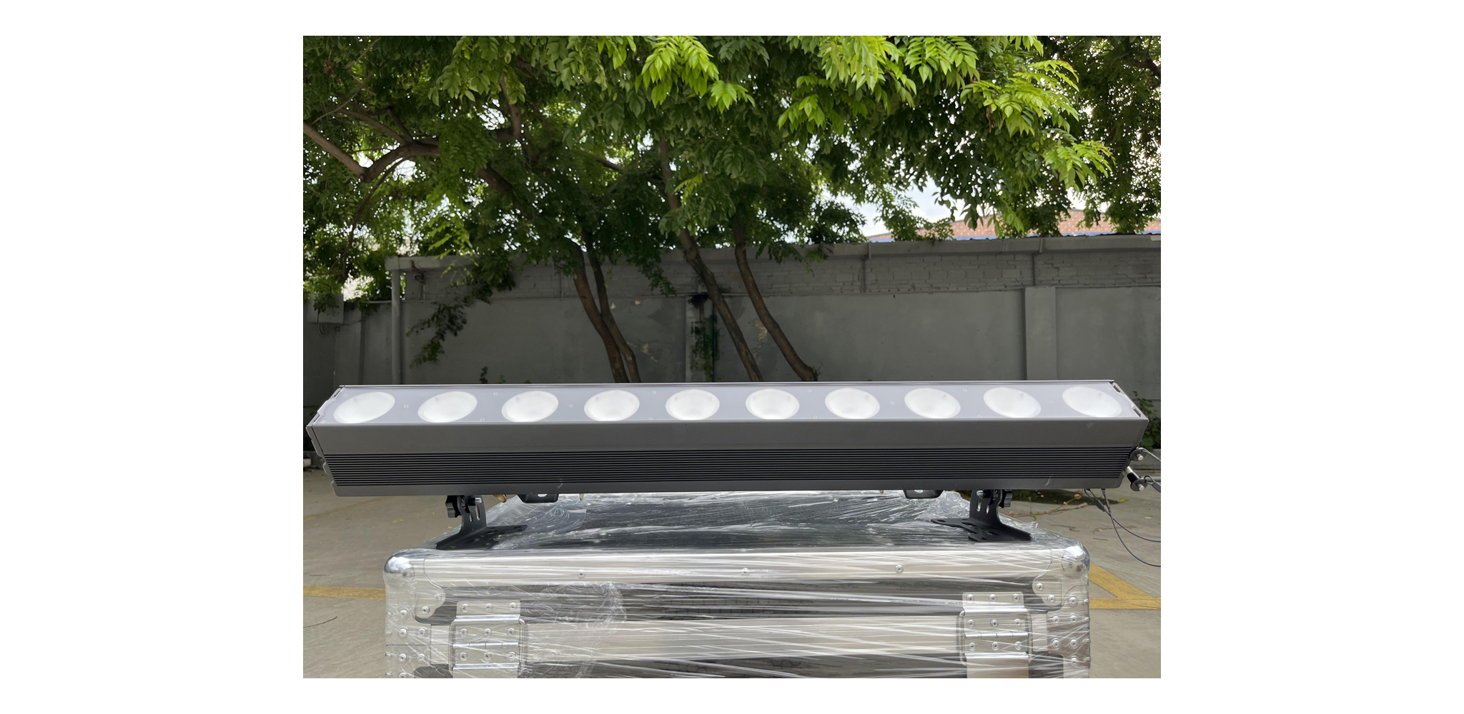 Ảnh minh họa LED Moving Bar Lights Mitek & HBK Golden blinder 1050 2