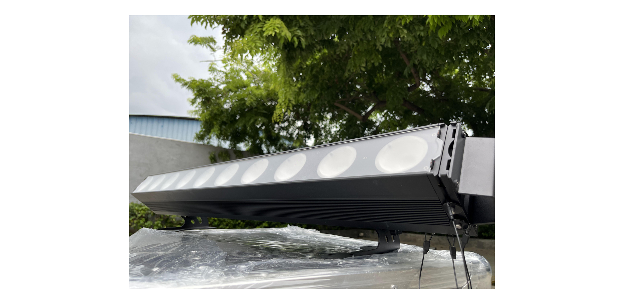 Ảnh minh họa LED Moving Bar Lights Mitek & HBK Golden blinder 1050 3