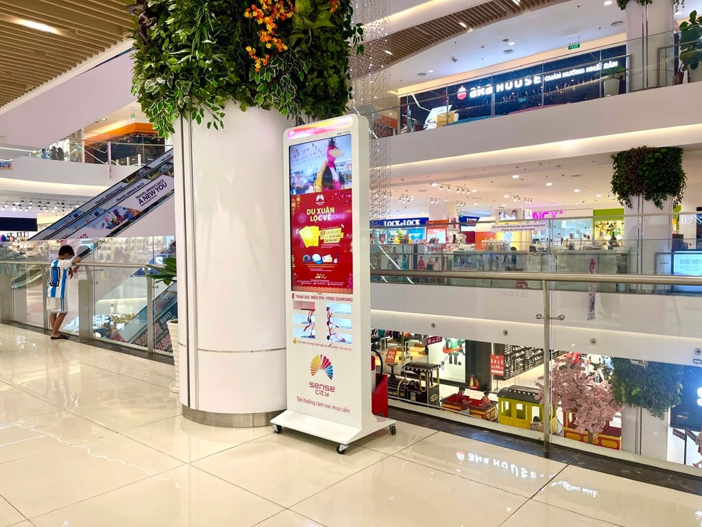 Ảnh minh họa Máy KIOSK COMQ Q-Kiosk 65A PBC - 65'' có trạm sạc pin 1