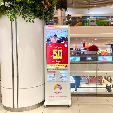 Ảnh minh họa Máy KIOSK quảng cáo COMQ Q-Kiosk 43A PBC - 43'' có trạm sạc pin 2
