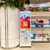 Máy KIOSK quảng cáo COMQ Q-Kiosk 43A PBC - 43'' có trạm sạc pin
