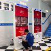 Máy KIOSK quảng cáo COMQ Q-Kiosk 55A PBC - 55'' có trạm sạc pin