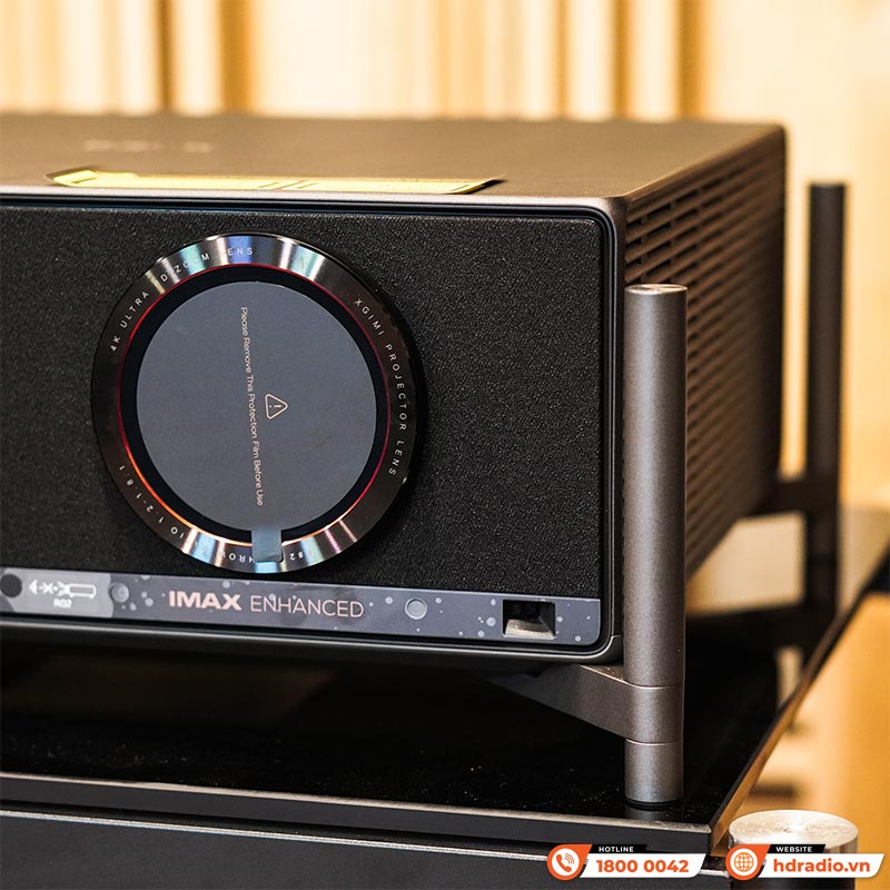 Ảnh minh họa Máy chiếu XGIMI Titan, 6000 ANSI Lumens, 4K UHD (3840 x 2160), 30 - 300 inch, 20.000 giờ, Optical, HDMI eARC, USB 3