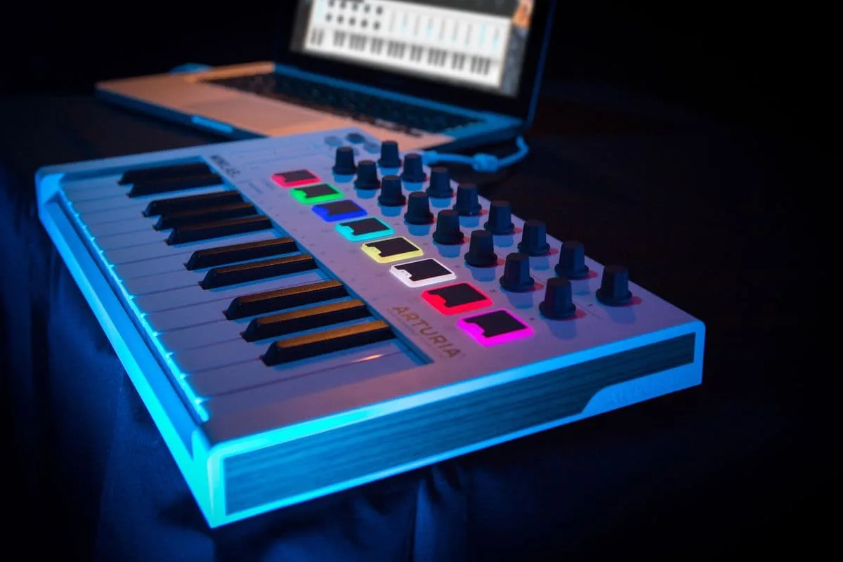 Ảnh minh họa MIDi Controller ARTURIA MINILAB MK2 - Keyboard Controller 2