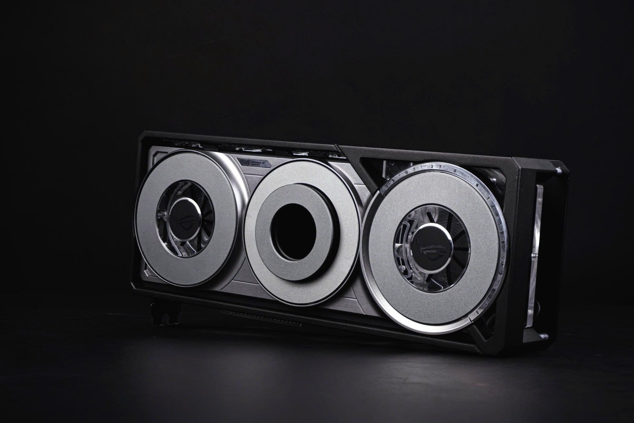 Ảnh minh họa Tản nhiệt nước Modding Cafe Stealth Tubing RTX 5080/5090 ROG Astral 2
