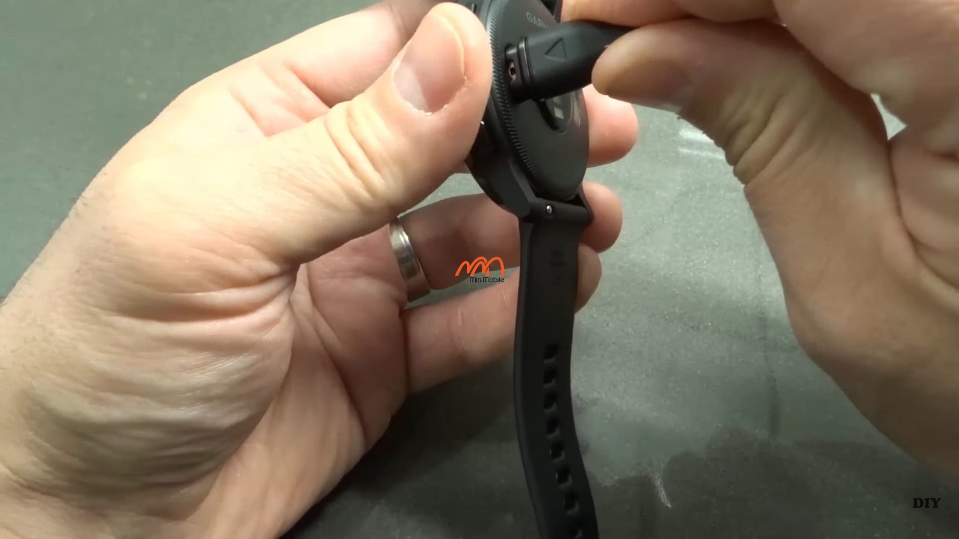 Thay Chân Sạc Garmin Vivoactive 5
