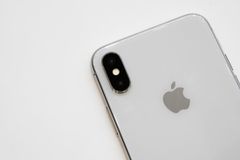  Thay kính camera iPhone Xs 