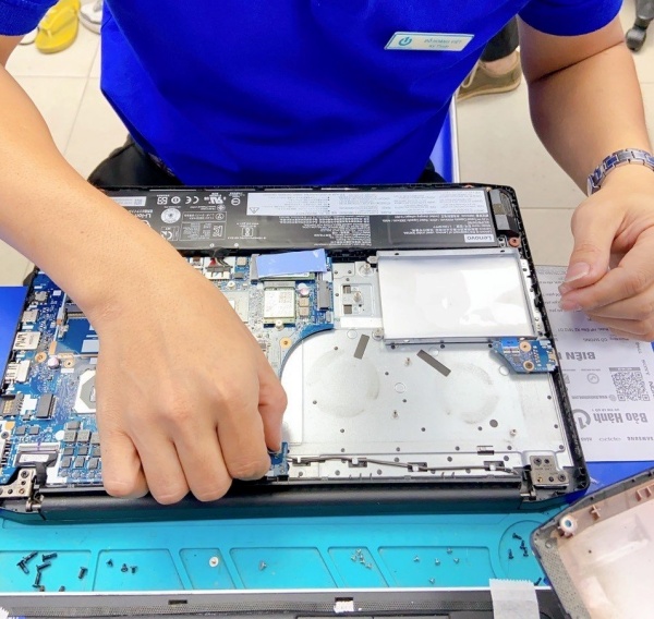 Thay Màn Hình Macbook Bị Ám Xanh