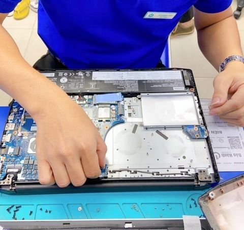 Thay Màn Hình Macbook Bị Ám Xanh