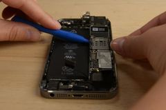  Thay ổ cứng iPhone 5, 5S 