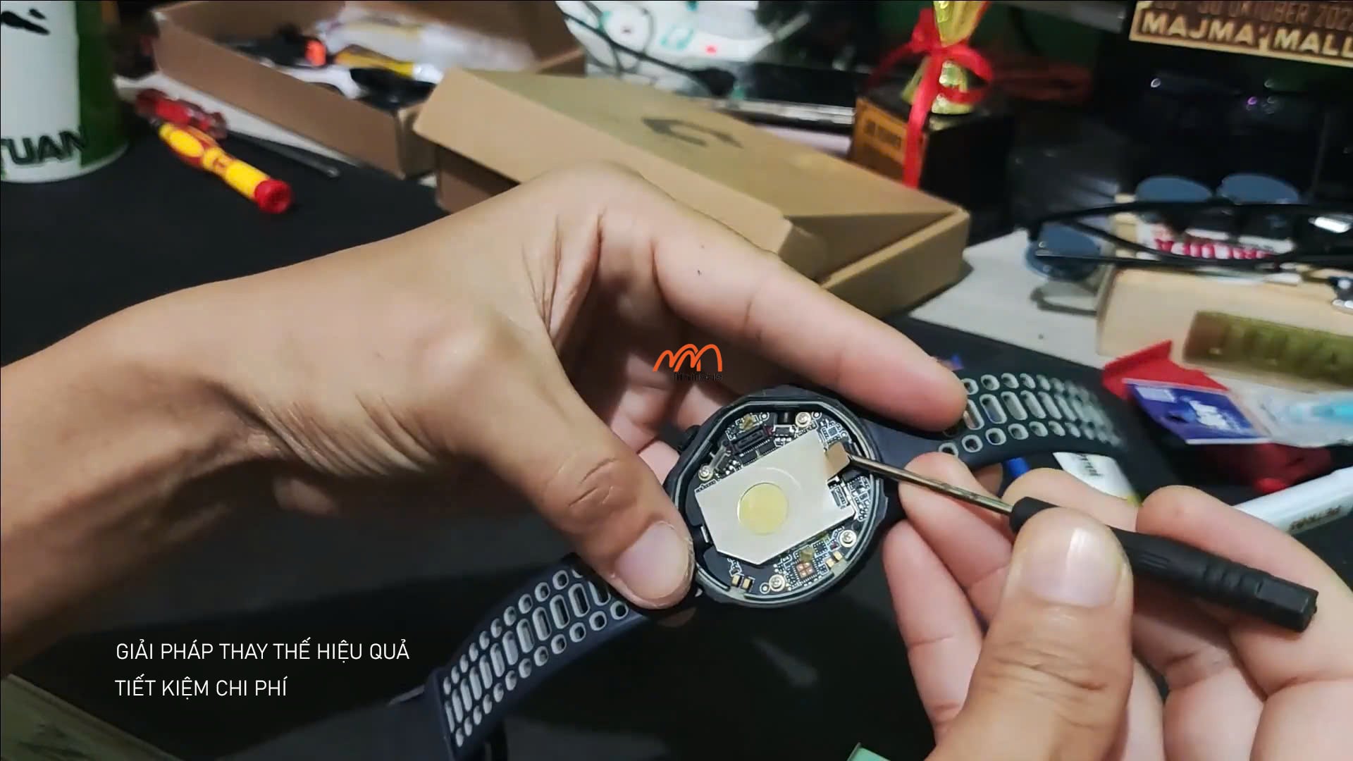Ảnh minh họa Thay pin đồng hồ Coros Pace 2 2