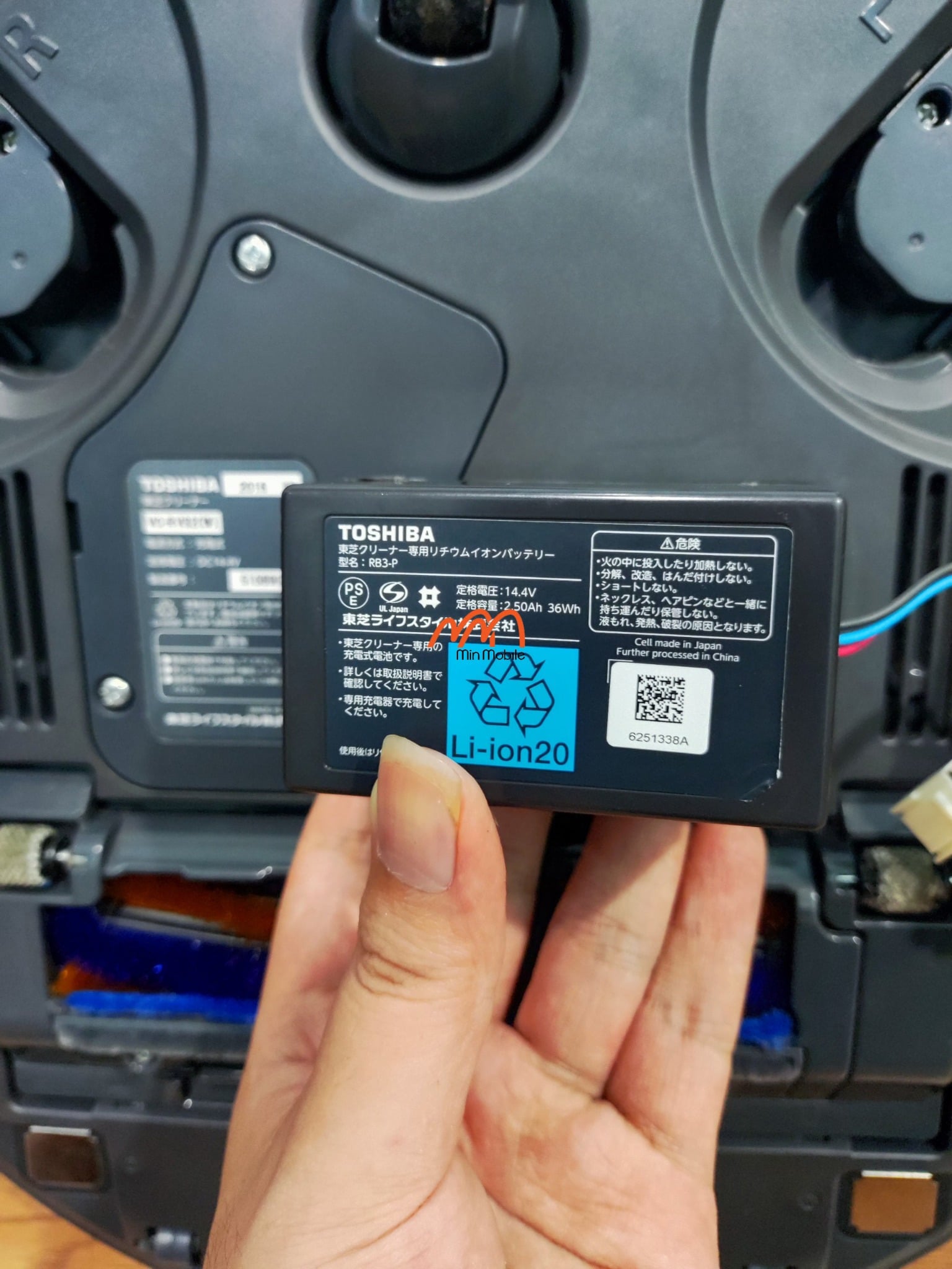 Thay Pin Robot Hút Bụi Toshiba VC-RVS2