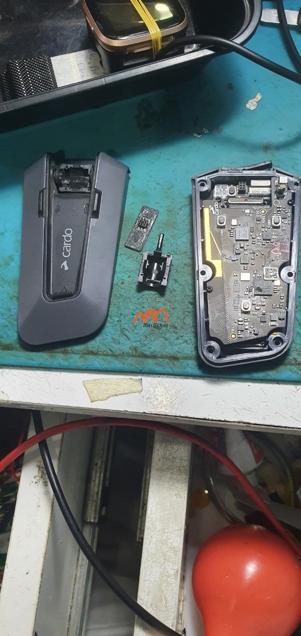 Ảnh minh họa Thay Pin Tai Nghe Gắn Nón Bảo Hiểm Cardo Spirit 2