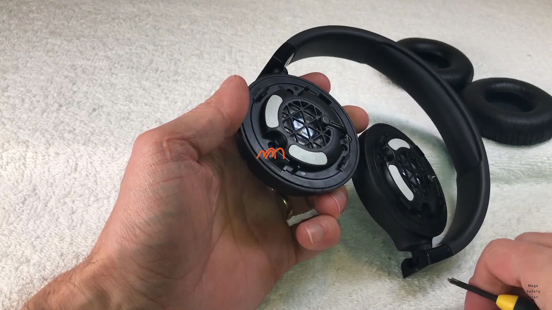 Ảnh minh họa Thay pin tai nghe JBL Tune 670NC 2