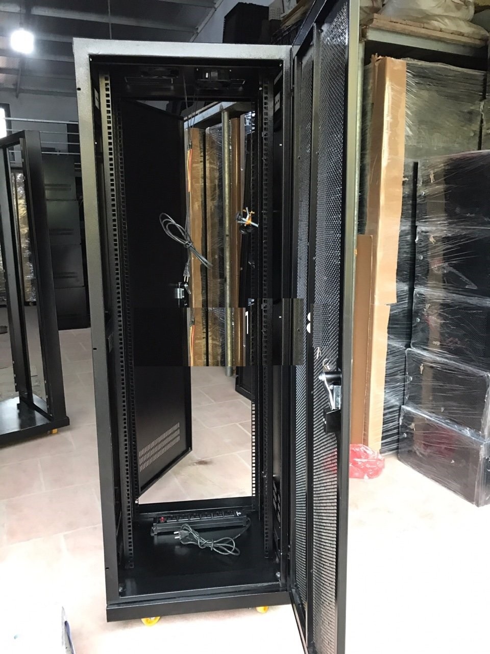 Tủ Rack 32U HNR-32U1000