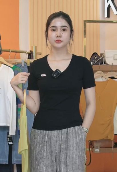  AT44-Áo Thun Cổ Tròn Đính Logo Miu 