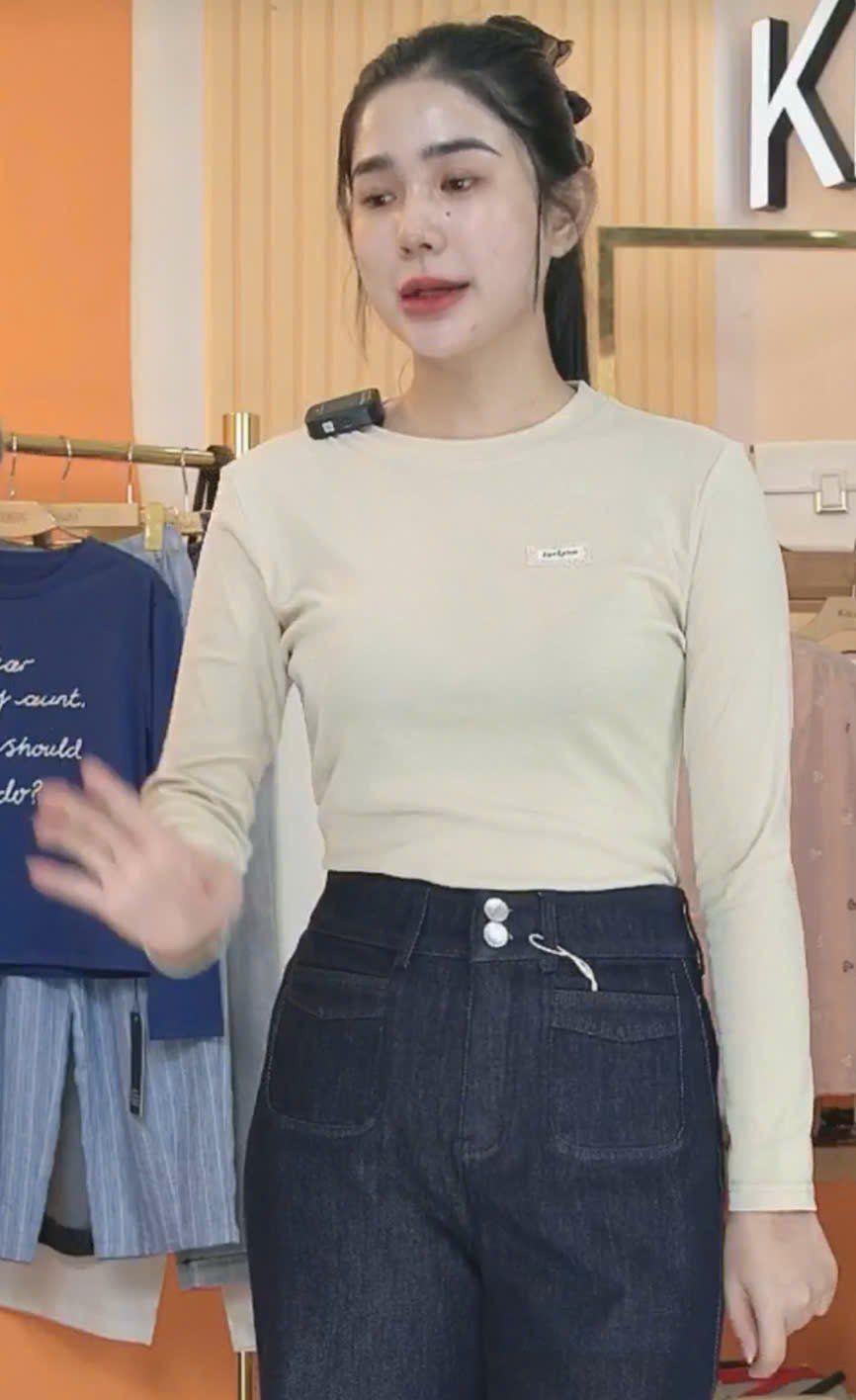  AT43- Áo Thun Cổ Tròn Đính Logo Ren 