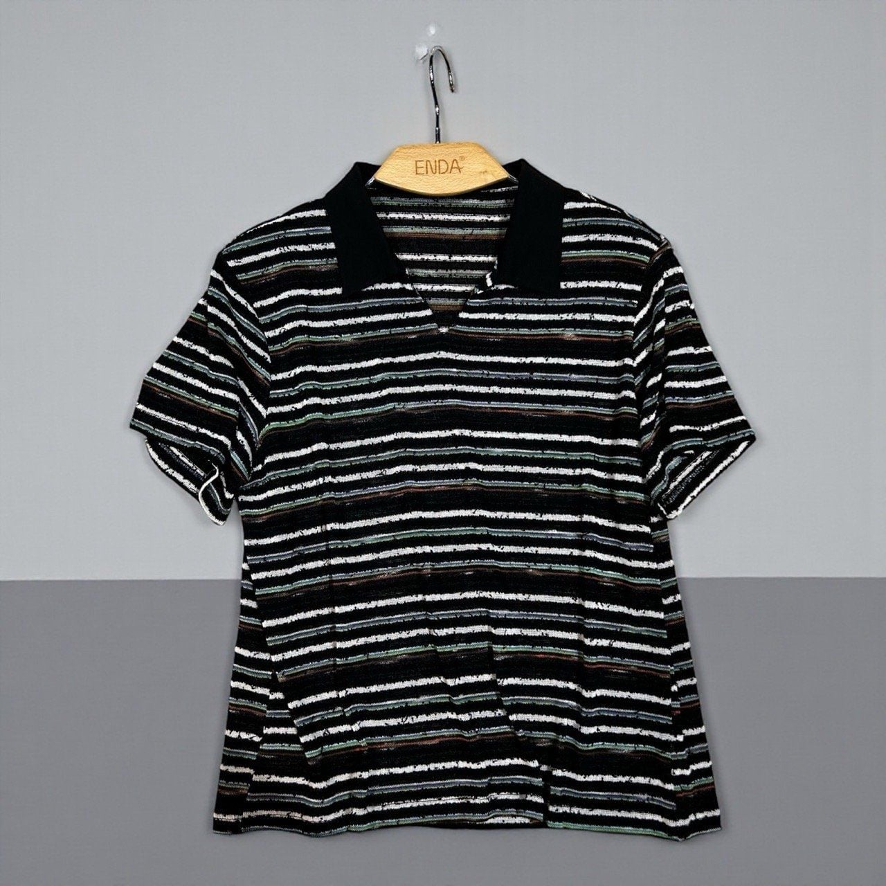  AT38-Áo Thun Sọc Phối Cổ Đen Xẻ V 