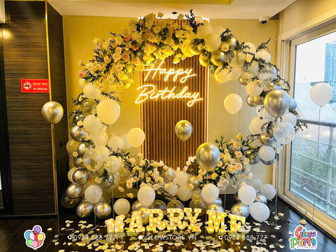 Backdrop sinh nhật và cầu hôn trên du thuyền với bong bóng, hoa tươi, đèn LED “Happy Birthday” và chữ “Marry Me” lãng mạn