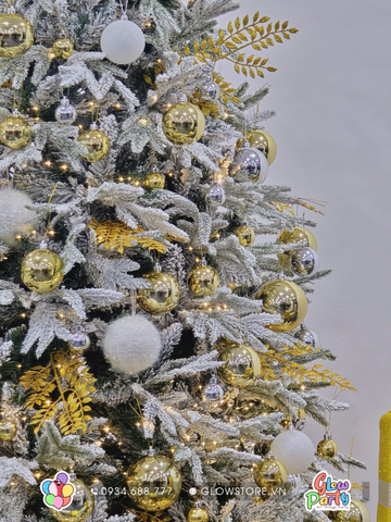 Cây thông 2m4 PE tuyết cùng dây lá bàn lễ tân 3m 