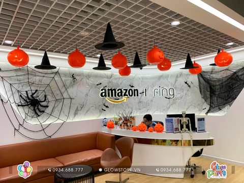 Trang trí Halloween treo trần tại văn phòng Amazon Vietnam