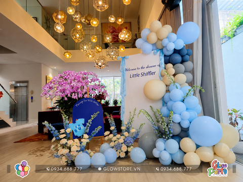 Trang trí sinh nhật tại nhà với backdrop 2m x 2m kết hợp line bóng pastel và hoa tươi xanh Delphinium sang trọng