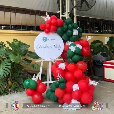 Bảng welcome chào mừng sự kiện hình tròn khung gỗ trắng trang trí dải bóng organic màu đỏ xanh noel