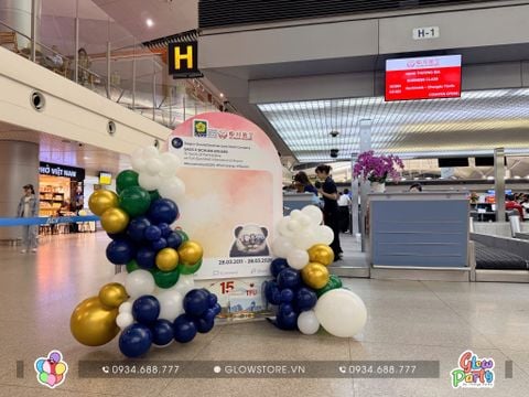 Backdrop check-in SAGS tại sân bay Tân Sơn Nhất với khung bong bóng xanh, trắng, vàng và bảng kỷ niệm 15 năm partnership. 