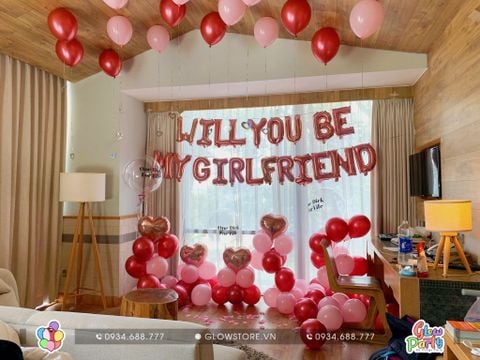 Trang trí cầu hôn lãng mạn tại phòng khách sạn với bóng bay hồng đỏ và bộ chữ Will You Be My Girlfriend