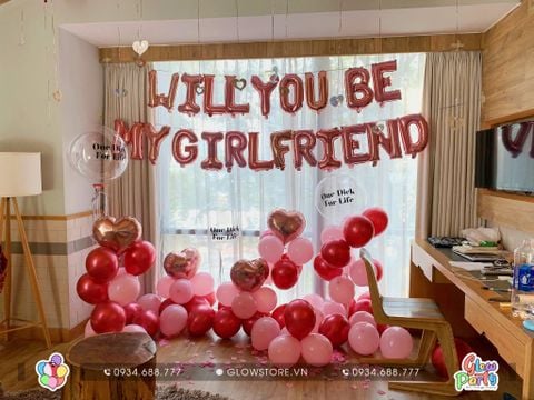 Trang trí cầu hôn lãng mạn tại phòng khách sạn với bóng bay hồng đỏ và bộ chữ Will You Be My Girlfriend 