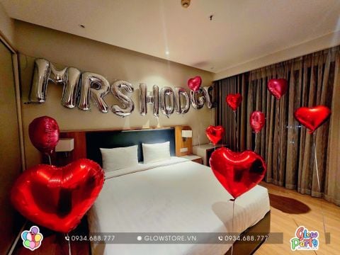 Trang trí cầu hôn tại phòng ngủ với bộ chữ bóng và bóng bay đỏ trắng lãng mạn.