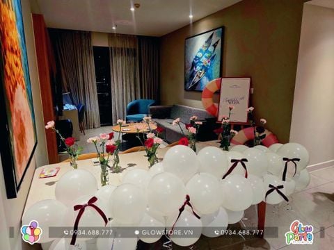 Trang trí cầu hôn tại phòng ngủ với bộ chữ bóng và bóng bay đỏ trắng lãng mạn. 