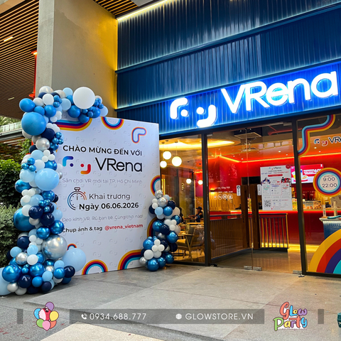 Gói trang trí photo booth khai trương sân chơi VRena Hà Đô gồm backdrop bạt căng khung màu trắng 