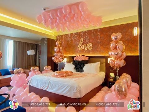 Trang trí cầu hôn lãng mạn tại phòng ngủ với bóng bay Rose Gold và trái tim xếp từ cánh hoa hồng