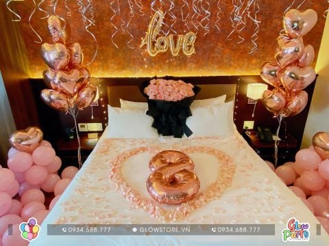 Trang trí cầu hôn lãng mạn tại phòng ngủ với bóng bay Rose Gold và trái tim xếp từ cánh hoa hồng 