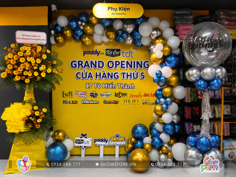 Gói trang trí khai trương cửa hàng Paddy gồm backdrop bạt căng khung màu vàng chrome vàng xanh bạc 3D kèm trụ bóng jumbo