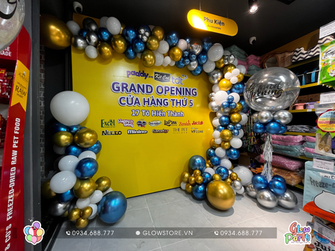 Gói trang trí khai trương cửa hàng Paddy gồm backdrop bạt căng khung màu vàng phối viền bóng kèm trụ bóng jumbo 