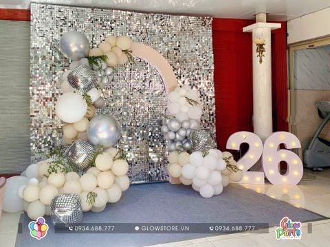 Trang trí sinh nhật người lớn tại nhà riêng với background sequin bạc bóng disco và số tuổi gắn đèn led sang trọng