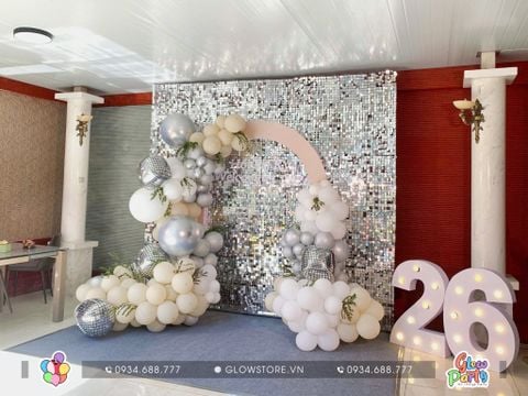 Trang trí sinh nhật người lớn tại nhà riêng với background sequin bạc bóng disco và số tuổi gắn đèn led sang trọng 
