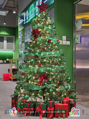 Cây thông 2m4 trang trí tại Heineken