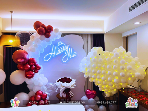 Trang trí phòng cầu hôn lãng mạn trọn gói với backdrop chữ led marry me bóng trái tim khổng lồ phát sáng và nến hoa hồng 