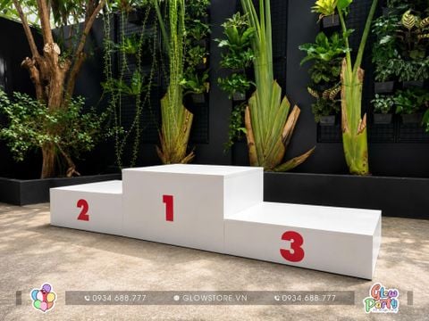 Dịch vụ cho thuê bục trao giải thưởng sự kiện thể thao 3 tầng màu trắng dán số đỏ 1 2 3 chắc chắn chuyên nghiệp giá tốt 