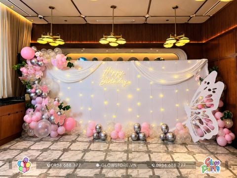 Gói trang trí backdrop sinh nhật vải lụa kết hợp đèn led mành và bong bóng cánh bướm 3d thi công tại khách sạn hilton saigon