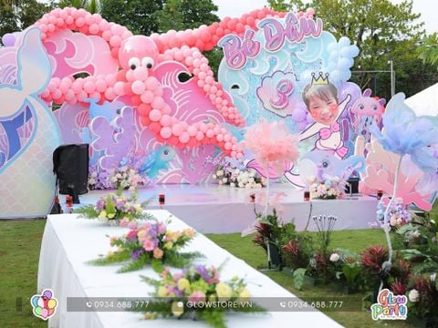Combo 6 cụm hoa tươi trang trí bàn tiệc dài ngoài trời sân vườn phối màu hồng tím vàng xanh lá kết hợp ghế tiffany nơ hồng 
