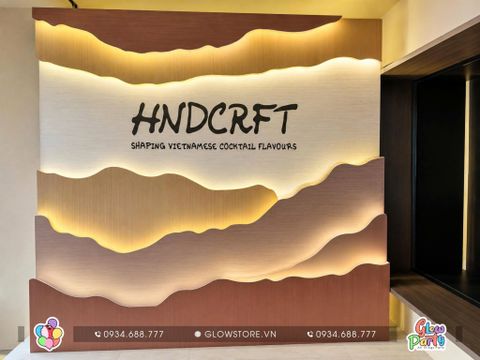 backdrop led đa lớp 3d giật cấp khai trương handcraft cocktail bar hndcraft sang trọngảnh check-in của khách mời. 