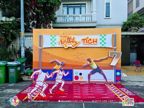 Backdrop trang trí sinh nhật 3D cho bé trai kích thước 4x2.5m chủ đề đường chạy điền kinh thể thao