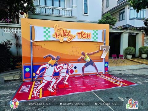 Backdrop trang trí sinh nhật 3D cho bé trai kích thước 4x2.5m chủ đề đường chạy điền kinh thể thao 