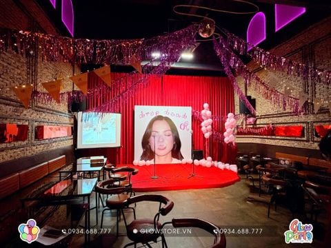 Trang trí Fan Meeting thần tượng giá 7 triệu tại Bebop Wine Bar với backdrop khổ lớn và dây kim tuyến rực rỡ