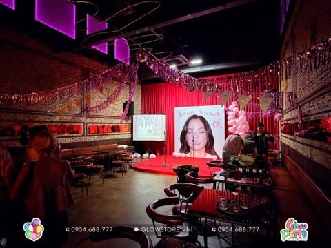 Trang trí Fan Meeting thần tượng giá 7 triệu tại Bebop Wine Bar với backdrop khổ lớn và dây kim tuyến rực rỡ 