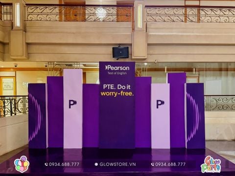 Thi công backdrop 3D sự kiện doanh nghiệp Pearson 5m x 2m4 với tông màu tím thương hiệu và thảm trải sàn sang trọng 